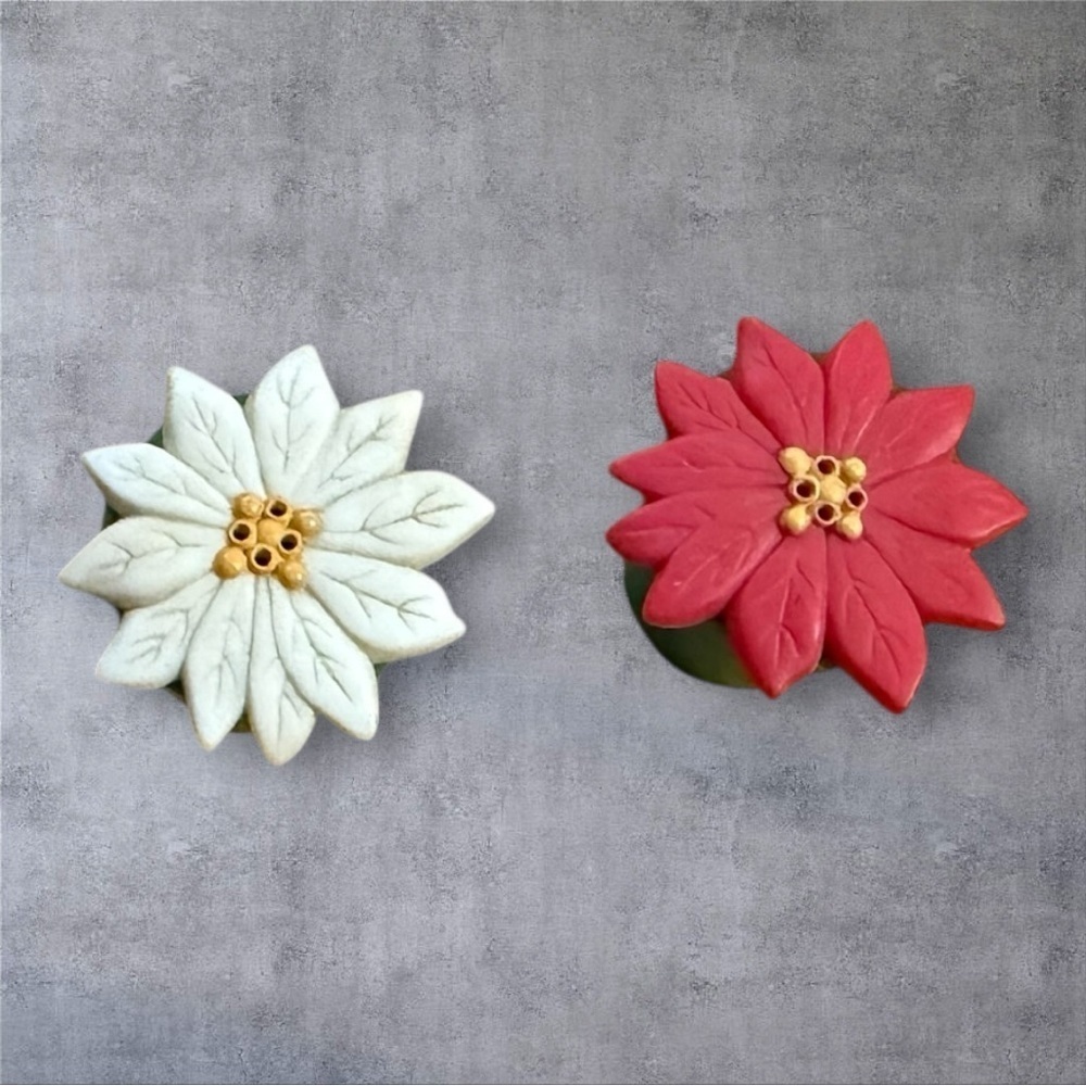 Vintage Avon Christmas Blossoms Salt & Pepper Shakers - Picture 7 of 8
